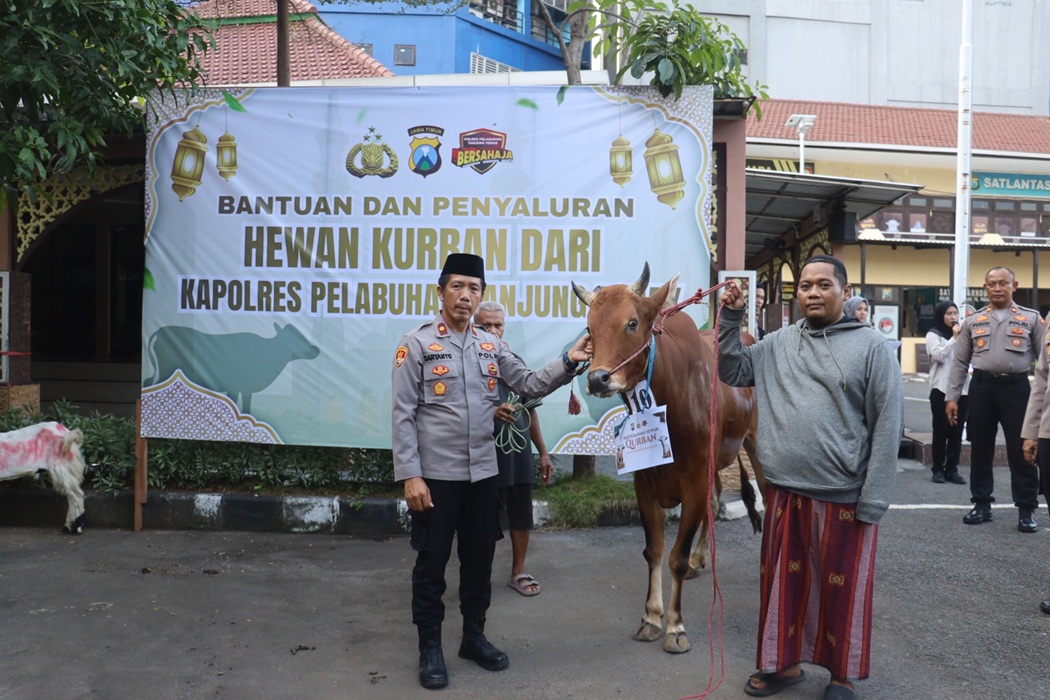 Polres Pelabuhan Tanjung Perak Salurkan Hewan Kurban pada Hari Raya Iduladha