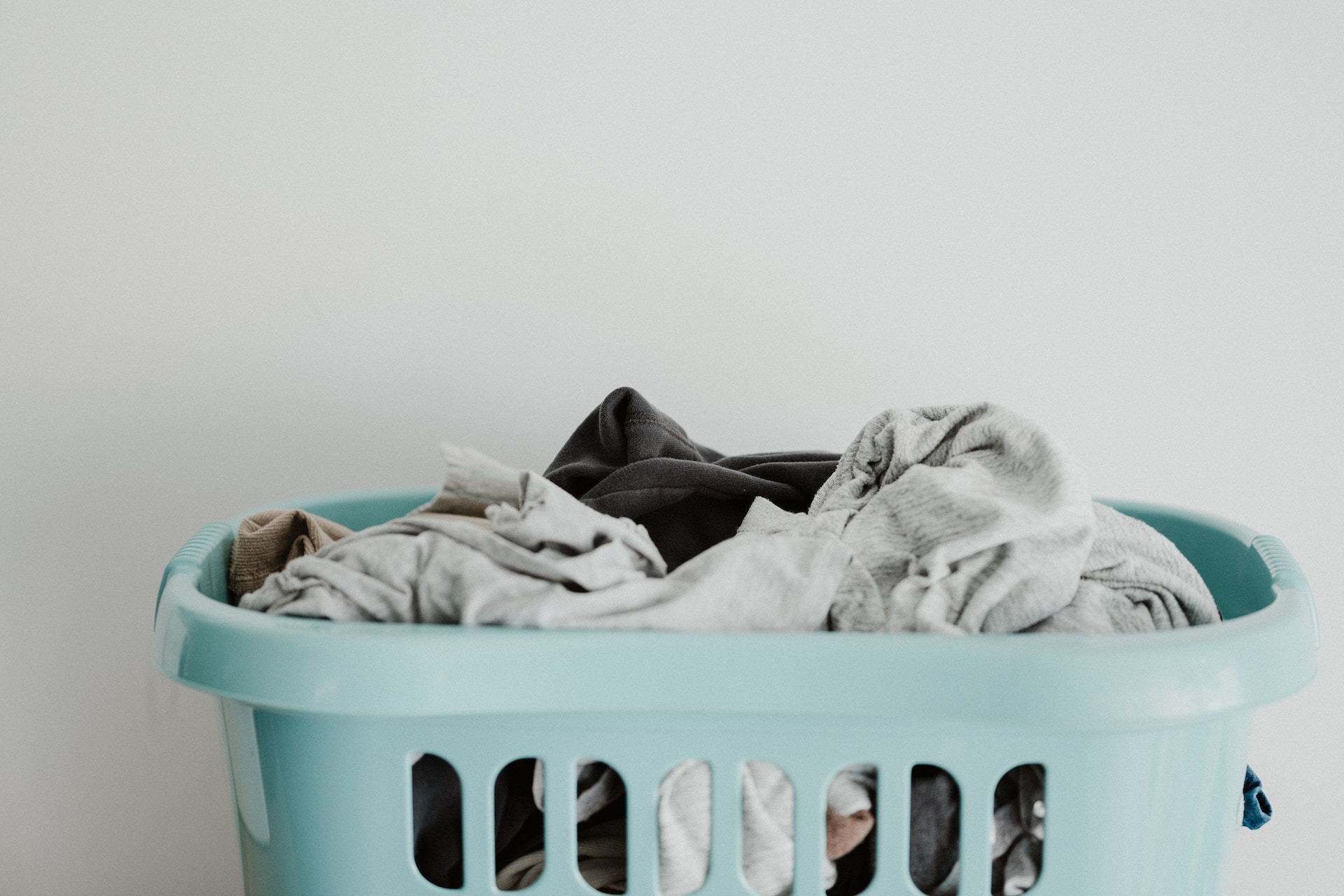 Menyayangi Baju Kesayangan? Berikut Tips Mencuci yang Tepat Agar Awet dan Tak Pudar!