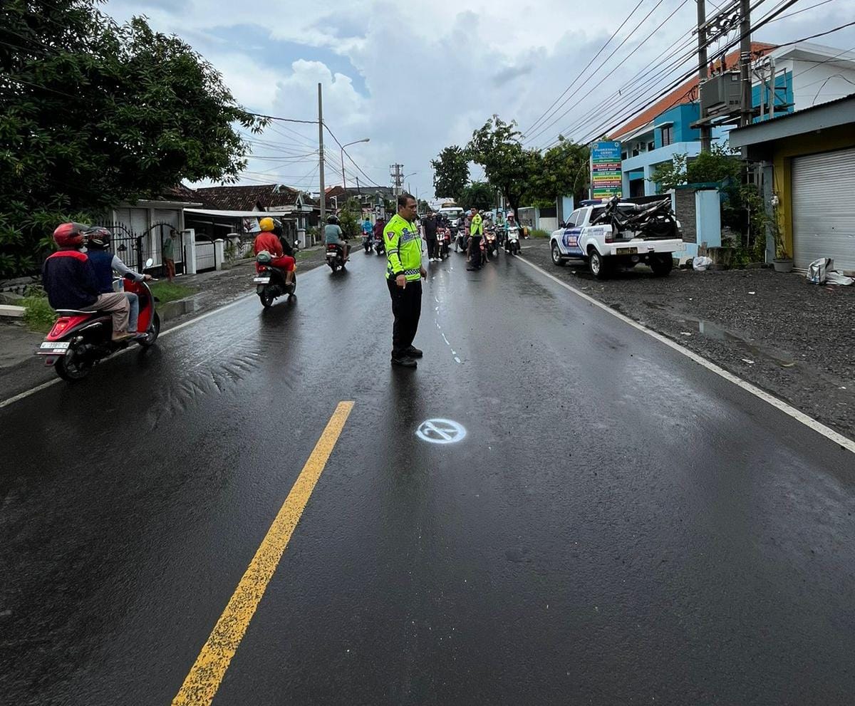 Diseruduk Minibus, Pemotor Kebomas Tewas