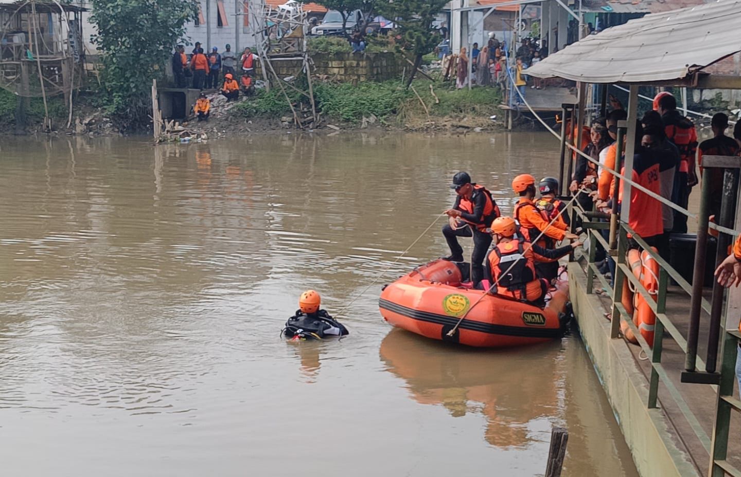 Pencarian Wanita Melompat di Kalimas Diperluas, Basarnas Lakukan Penyelaman
