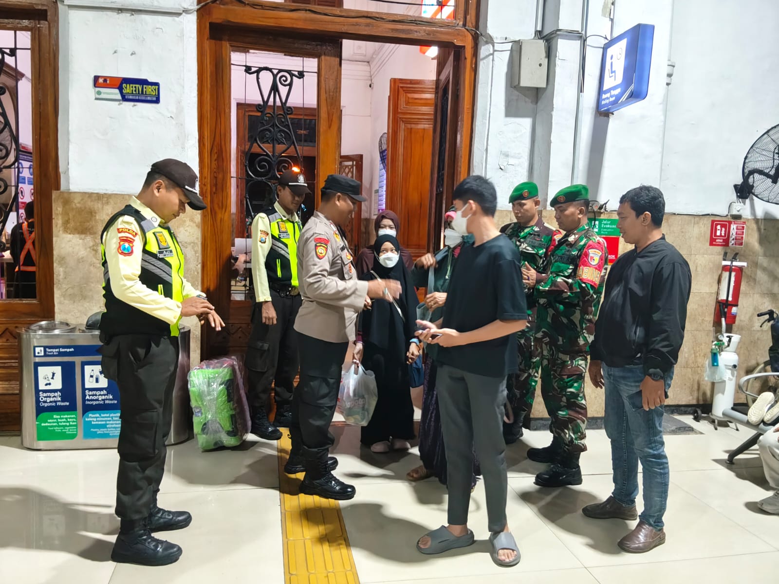 Sambut Libur Nataru, Polresta Sidoarjo Pastikan Keamanan Stasiun Kereta Api