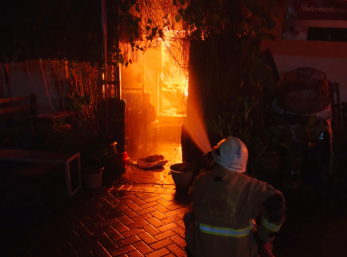 Rumah Empat Petak di Waringin Surabaya Terbakar, Mobil Ayla Ikut Dilalap Api