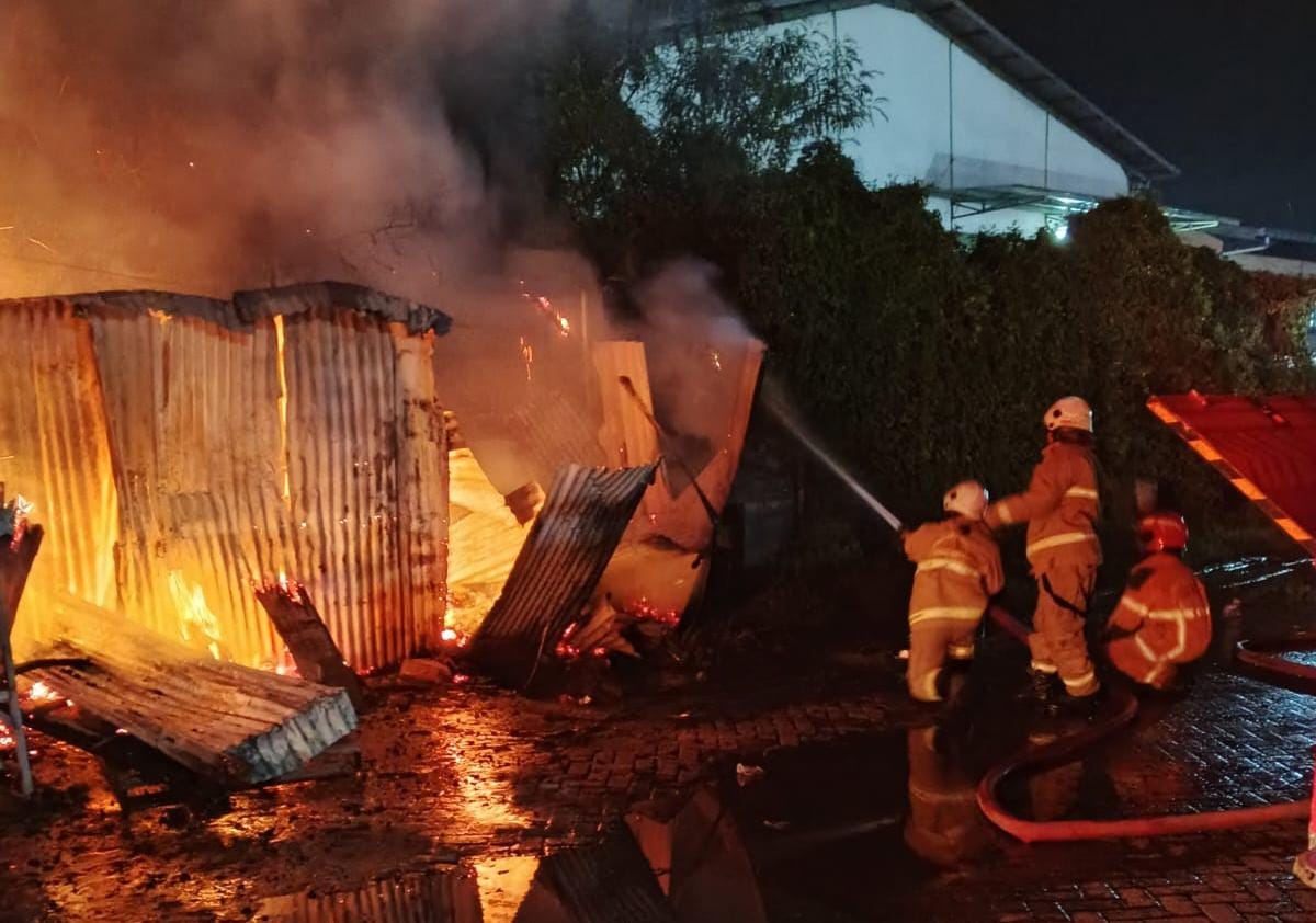 Warung Semi Permanen Margomulyo Ludes Dilalap Api