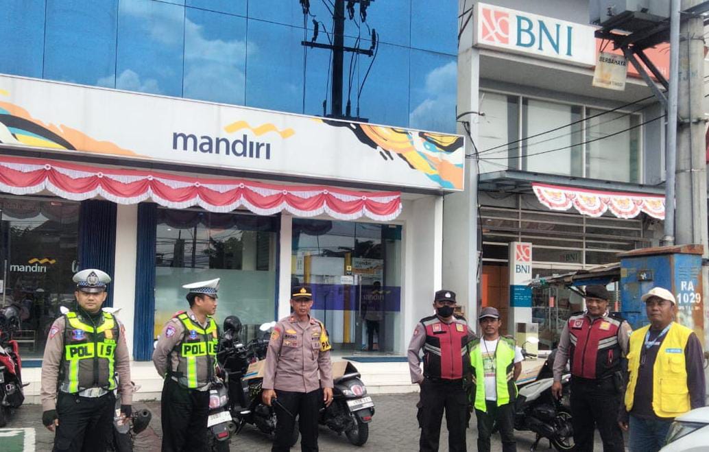 Polsek Lakarsantri Gelar Patroli Kota Presisi di Bank Mandiri Lidah Wetan Surabaya