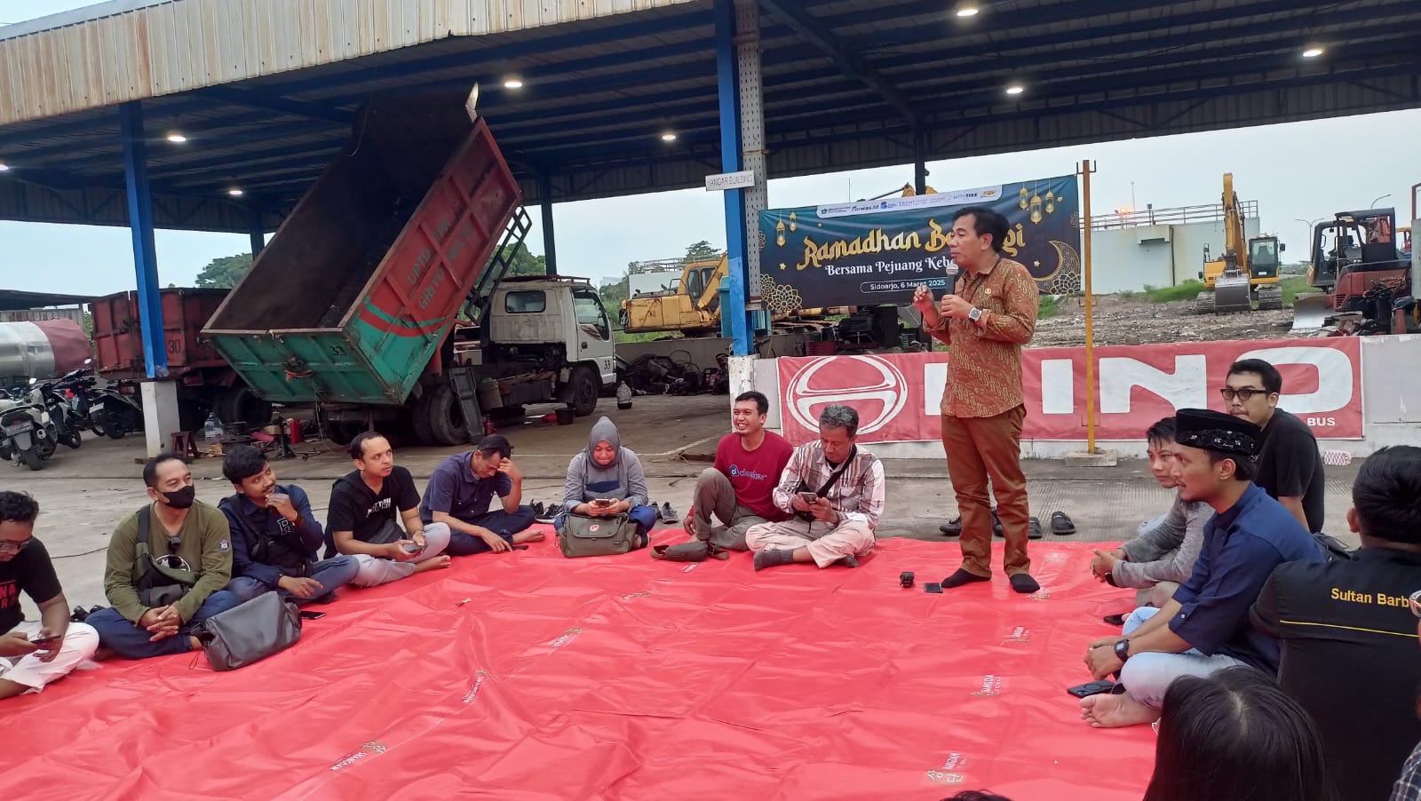 Fave Hotel Sidoarjo dan Forwas Gelar Buka Puasa Bersama Pemilah Sampah di TPA Jabon 