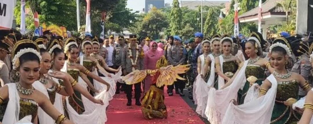 Tari Beskalan dan Prosesi Pedang Pora Sambut Kedatangan Kapolda Baru Jatim