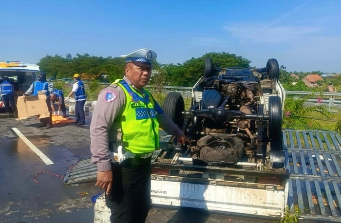 Pecah Ban, Pikap Muatan Minyak Goreng Terguling di Tol Sumo, Sopir Tewas