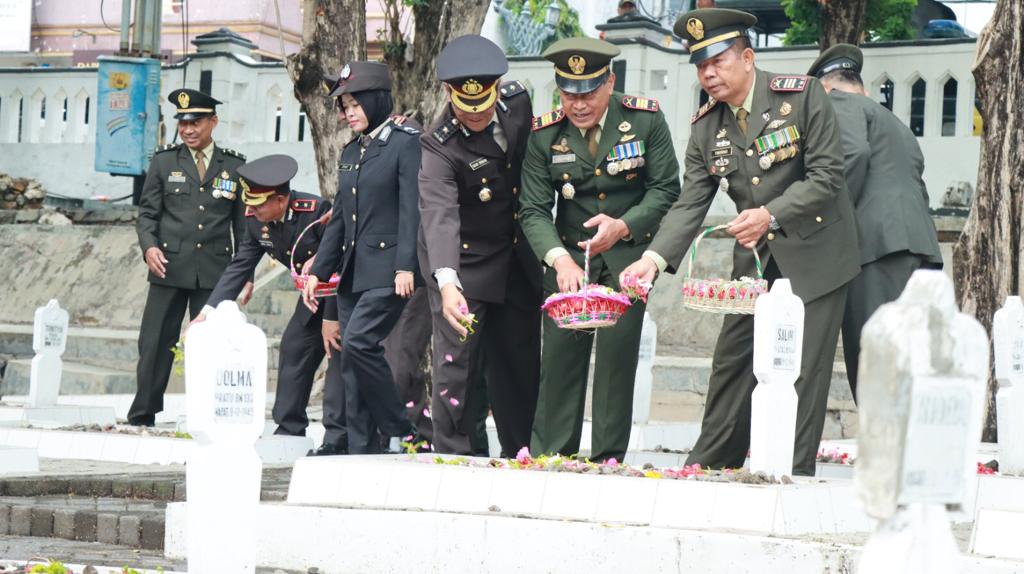 Polres Gresik Ziarah ke Makam Pahlawan, Kenang Jasa Pendahulu Bangsa