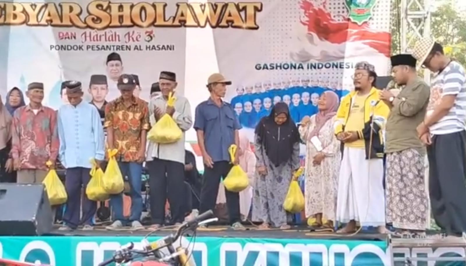 Kader Golkar Purwosari Gelar Baksos Harlah Ke-3 Ponpes Al Hasani