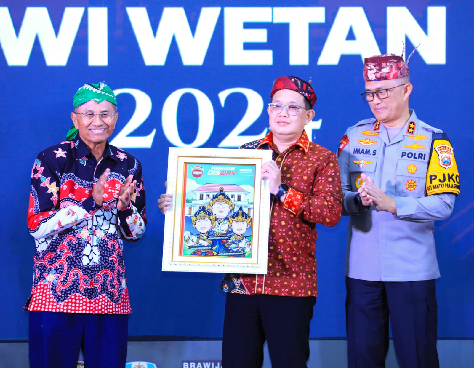 Serahkan Penghargaan APJW 2024, Pj Gubernur Jatim Sebut Tiga Pilar Desa/Kelurahan Ujung Tombak Kamtibmas