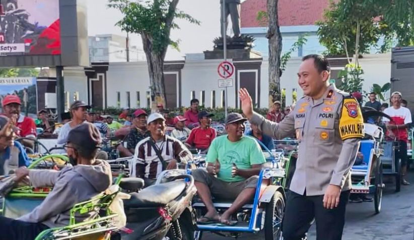 Alumni Akpol 1996 Sarapan Gratis Bersama Ratusan Tukang Becak di Mapolrestabes Surabaya