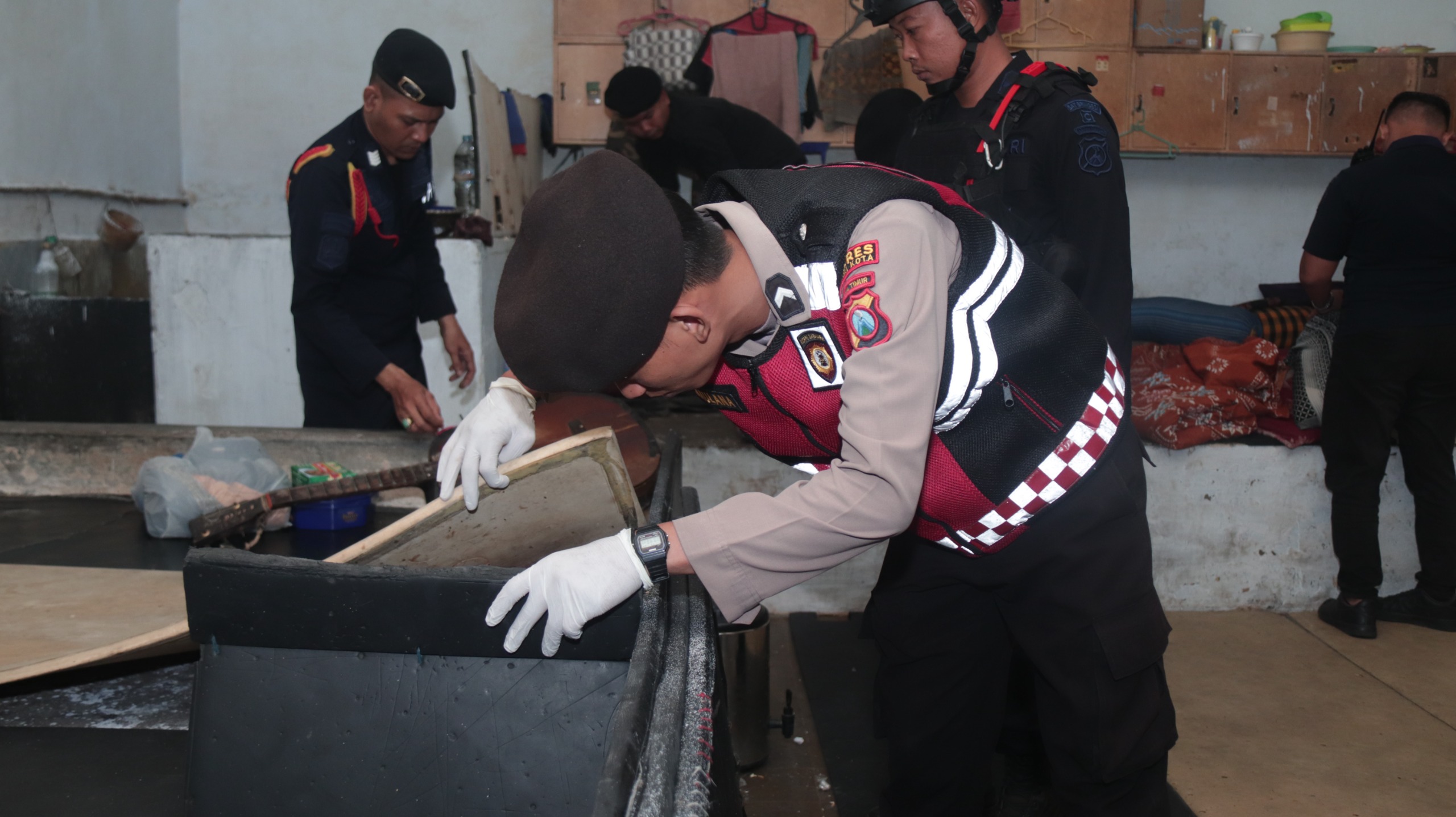 Perkuat Pengamanan dan Deteksi Dini, Lapas Kediri Gelar Razia Gabungan Bersama APH
