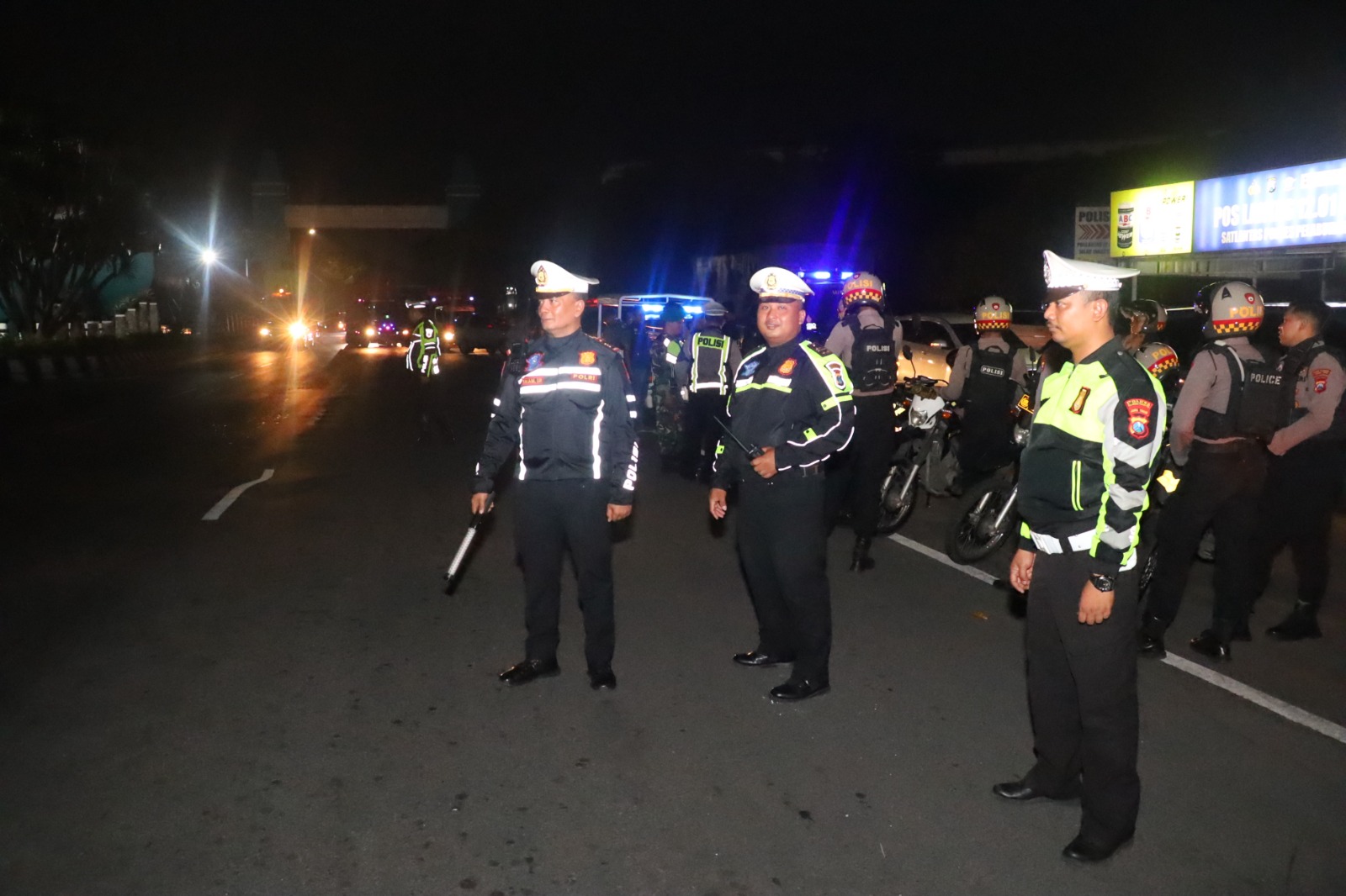 Kapolres Pelabuhan Tanjung Perak Pimpin Patroli Skala Besar Ciptakan Rasa Aman di Malam Hari