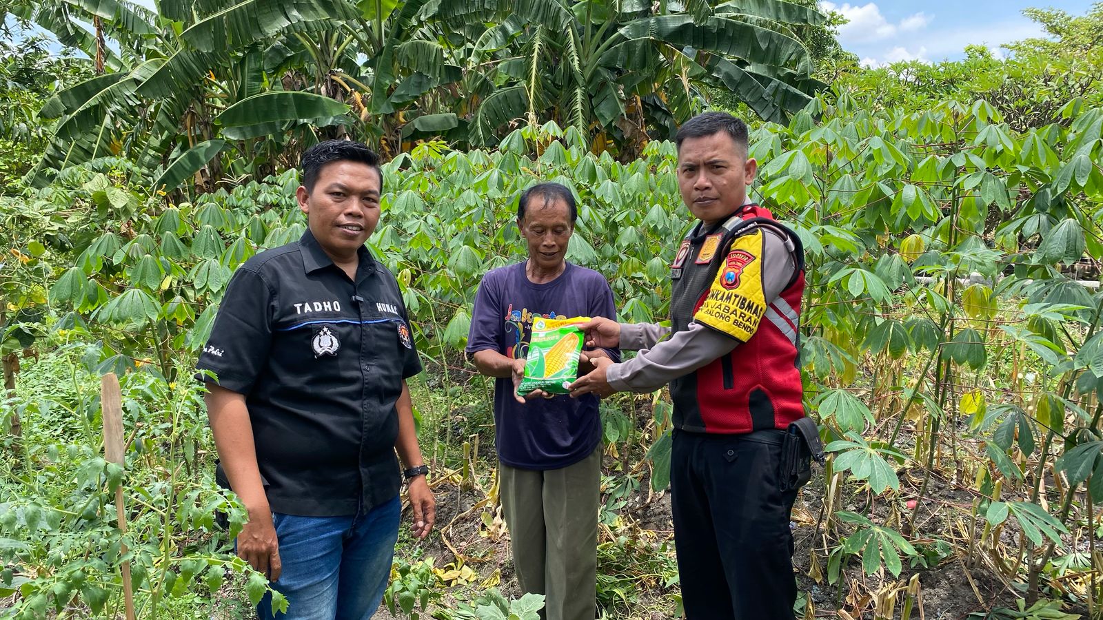 Polisi Bantu Petani Bibit Jagung