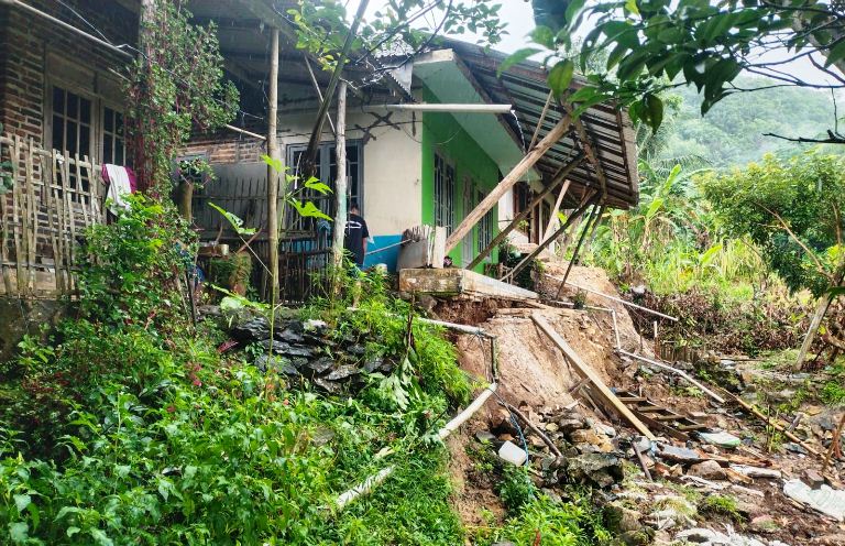 Cuaca Ekstrem Picu Longsor di Sangkapura Bawean, Enam Rumah Warga Terdampak