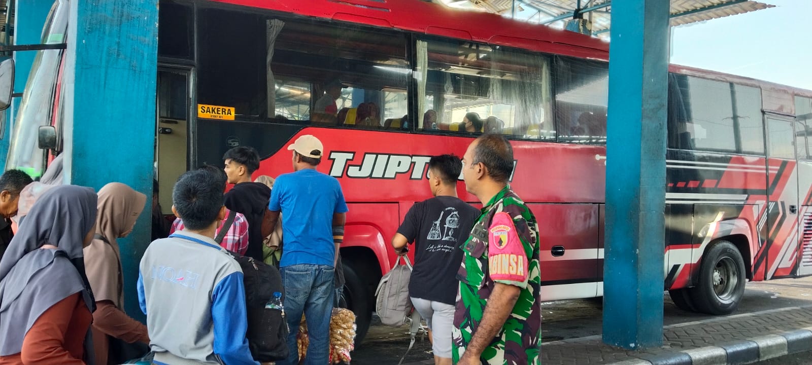 Babinsa Wonorejo Pastikan Perjalanan Mudik Lebaran Aman di Terminal Minak Koncar