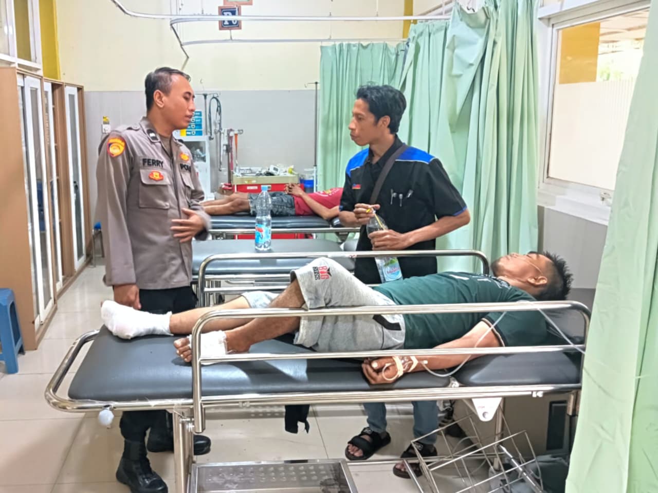 Tersengat Listrik saat Perbaiki Atap Minimarket, Pekerja Alami Luka Bakar Serius