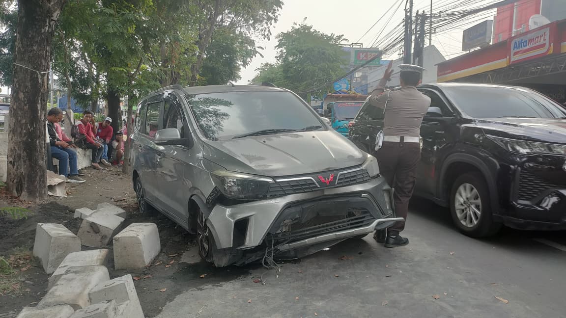 Pecah Ban, Wuling Confero Tabrak Trotoar Jalan Wiyung Surabaya