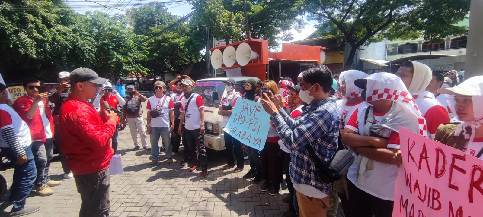 Diduga Korupsi Dana Banpol, Simpatisan PSI Demo Kantor DPD Desak Erick Komala Diturunkan