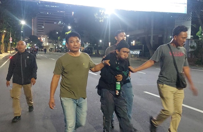 Belasan Massa Aksi Demo di Gedung Grahadi Diamankan, Diduga Jadi Pemicu Kericuhan