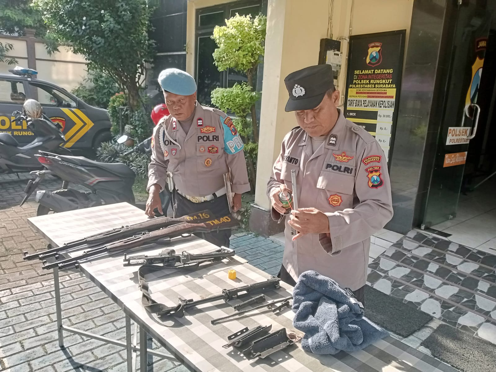 Perkuat Kedisiplinan, Kapolsek Rungkut Pimpin Apel Pagi dan Cek Senjata Api Anggota