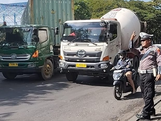 Truk Kontainer Pecah Ban di Margomulyo, Arus Lalu Lintas Padat Merayap