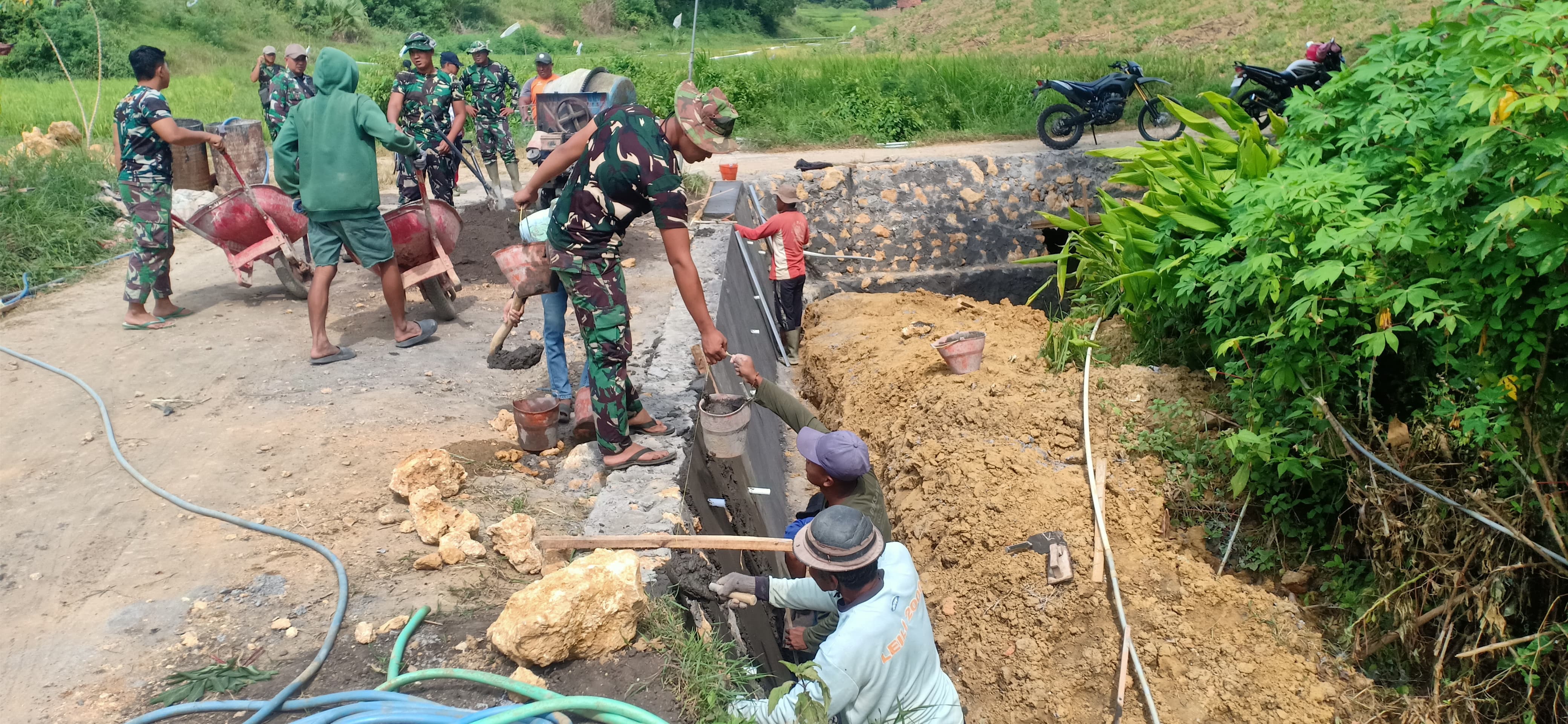 Ramadan Tak Hambat Satgas TMMD 127, Plengsengan Desa Mandala Tembus 60 Persen