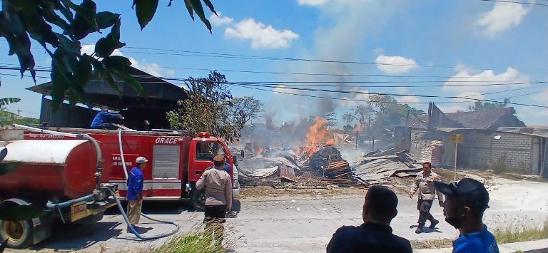 Gudang Kayu di Cerme Gresik Terbakar Akibat Pembakaran Sampah