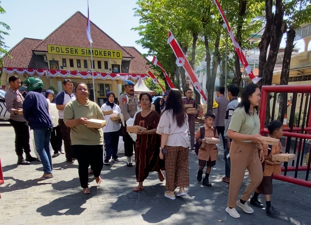 Polsek Simokerto Tebar Kebaikan, Ratusan Nasi Kotak Gratis Bikin Warga Bahagia