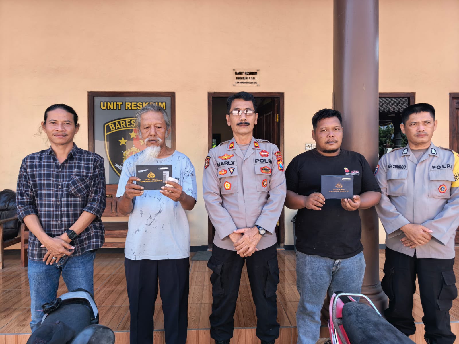 Polsek Geneng Serahkan Dua Unit Sepeda Motor Temuan Warga Kepada Pemilik Sah