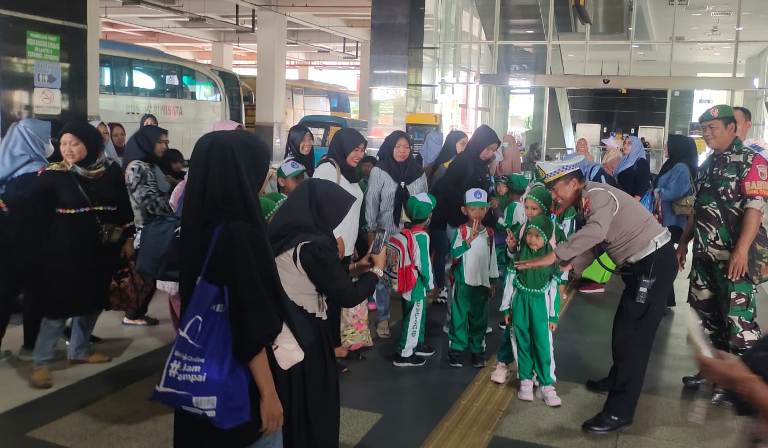 Polsek Wonokromo Berikan Edukasi Lalu Lintas kepada Anak-anak TK