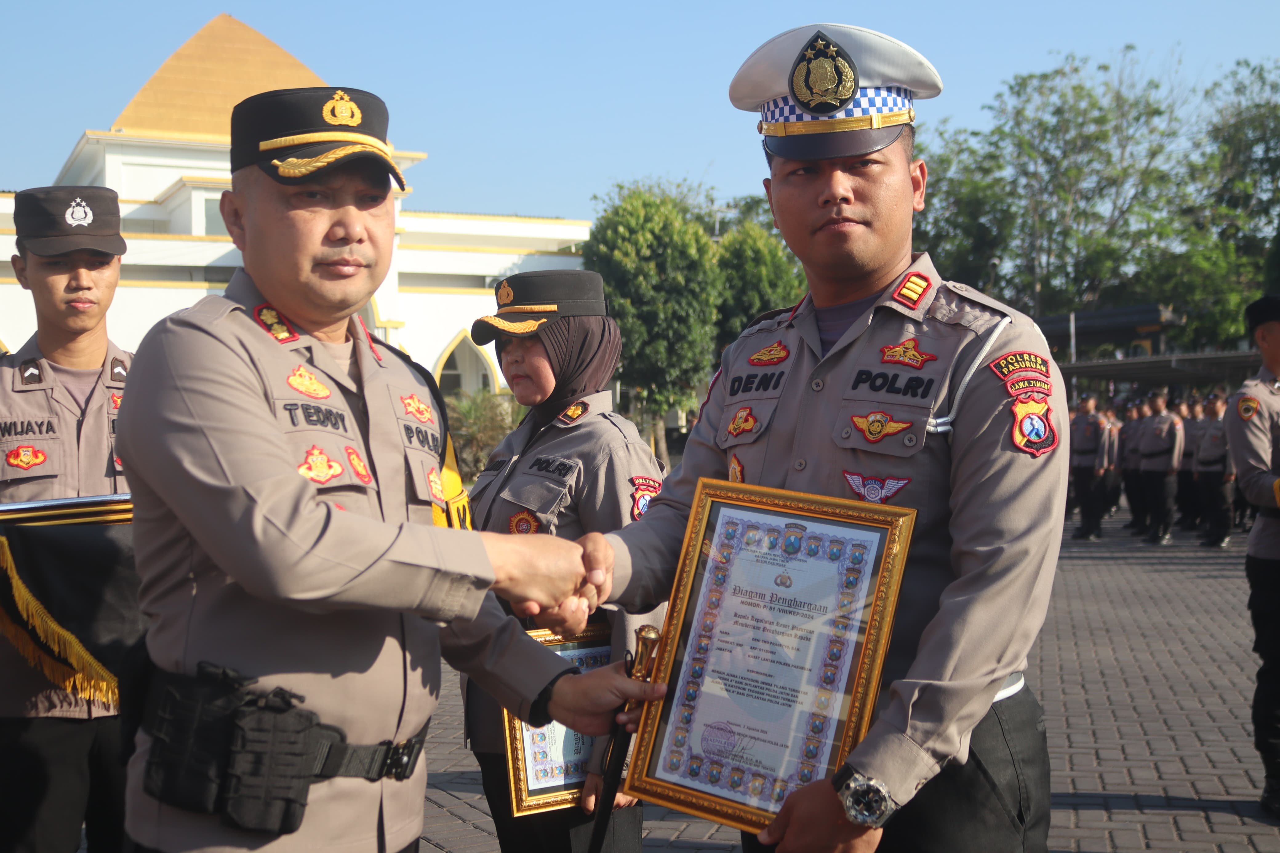 Kapolres Pasuruan Pimpin Upacara Kenaikan Pangkat dan Beri Reward Personil Berprestasi