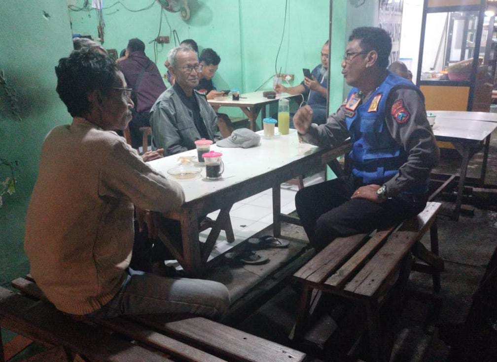 Bhabinkamtibmas Polsek Tandes Aktif Jalin Kedekatan dengan Warga Melalui Cangkrukan di Warkop