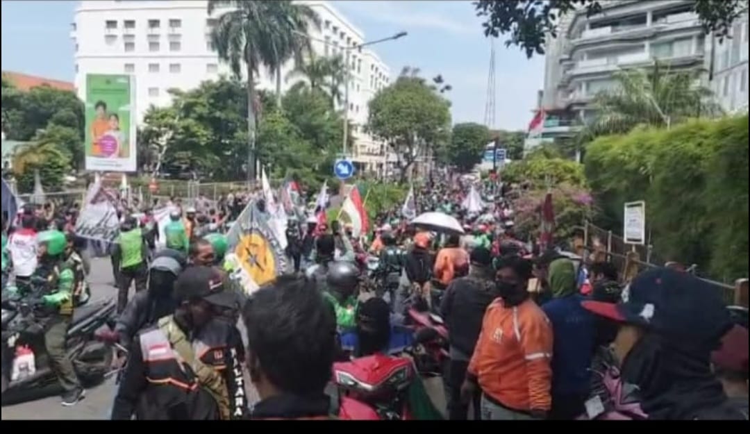 15 Ribu Ojol Lumpuhkan Surabaya, Protes Potongan Pajak 20 Persen