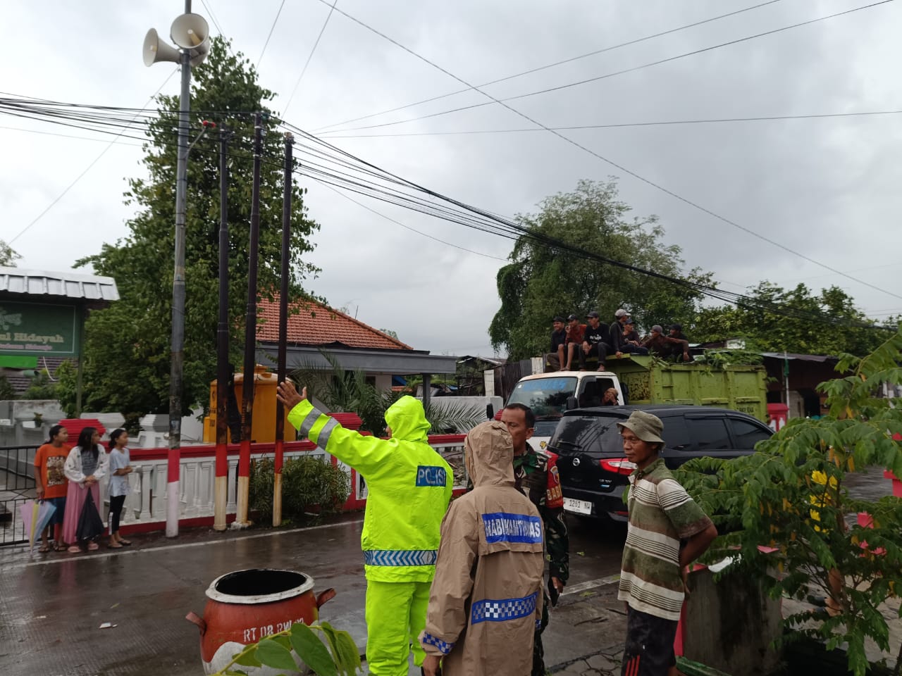 Puting Beliung Terjang Desa Prasung, Polsek Buduran Bersinergi Bantu Warga Terdampak