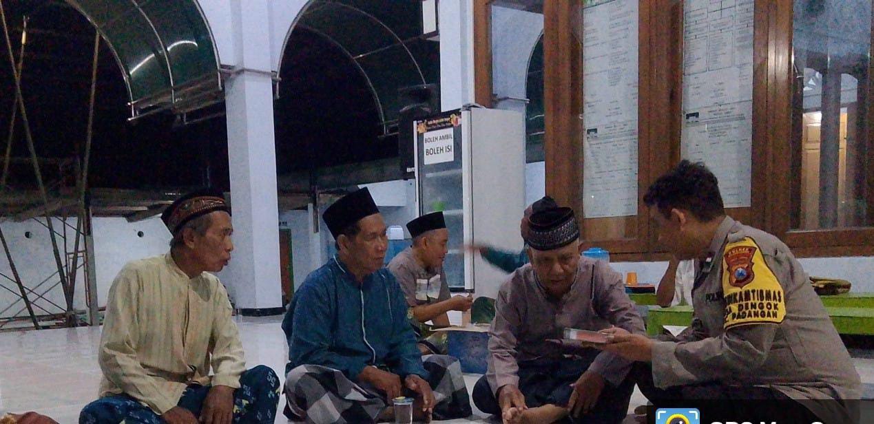 Patroli Dialogis, Bhabinkamtibmas Polsek Padangan Serahkan Sarkon Al Quran