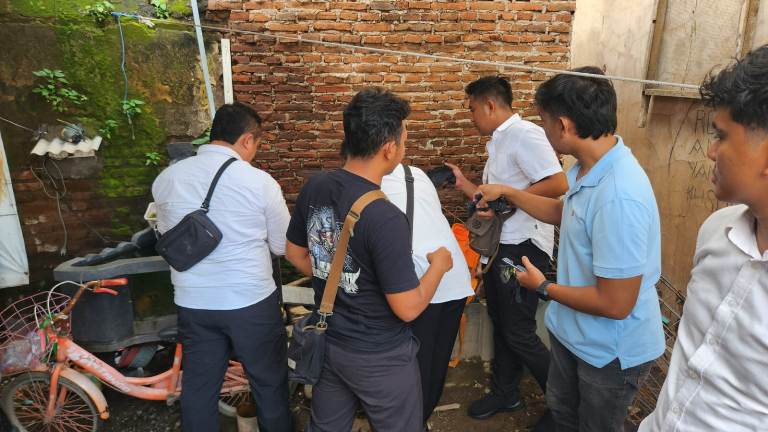 Polisi Gelar Olah TKP Kasus Pembacokan Istri dan Lima Tetangga di Situbondo