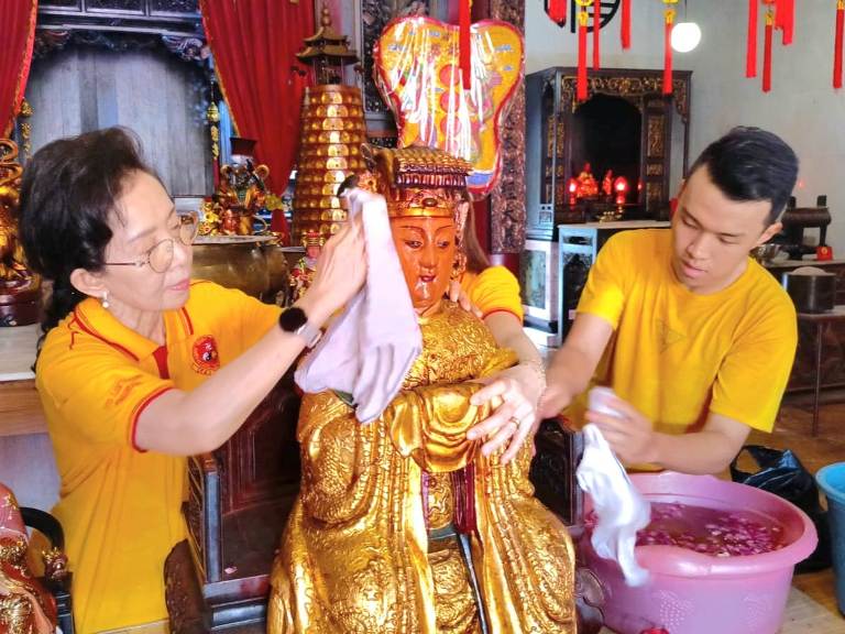 Kelenteng Tjoe Tik Kiong Pasuruan Bersih-Bersih Sambut Tahun Kuda Api