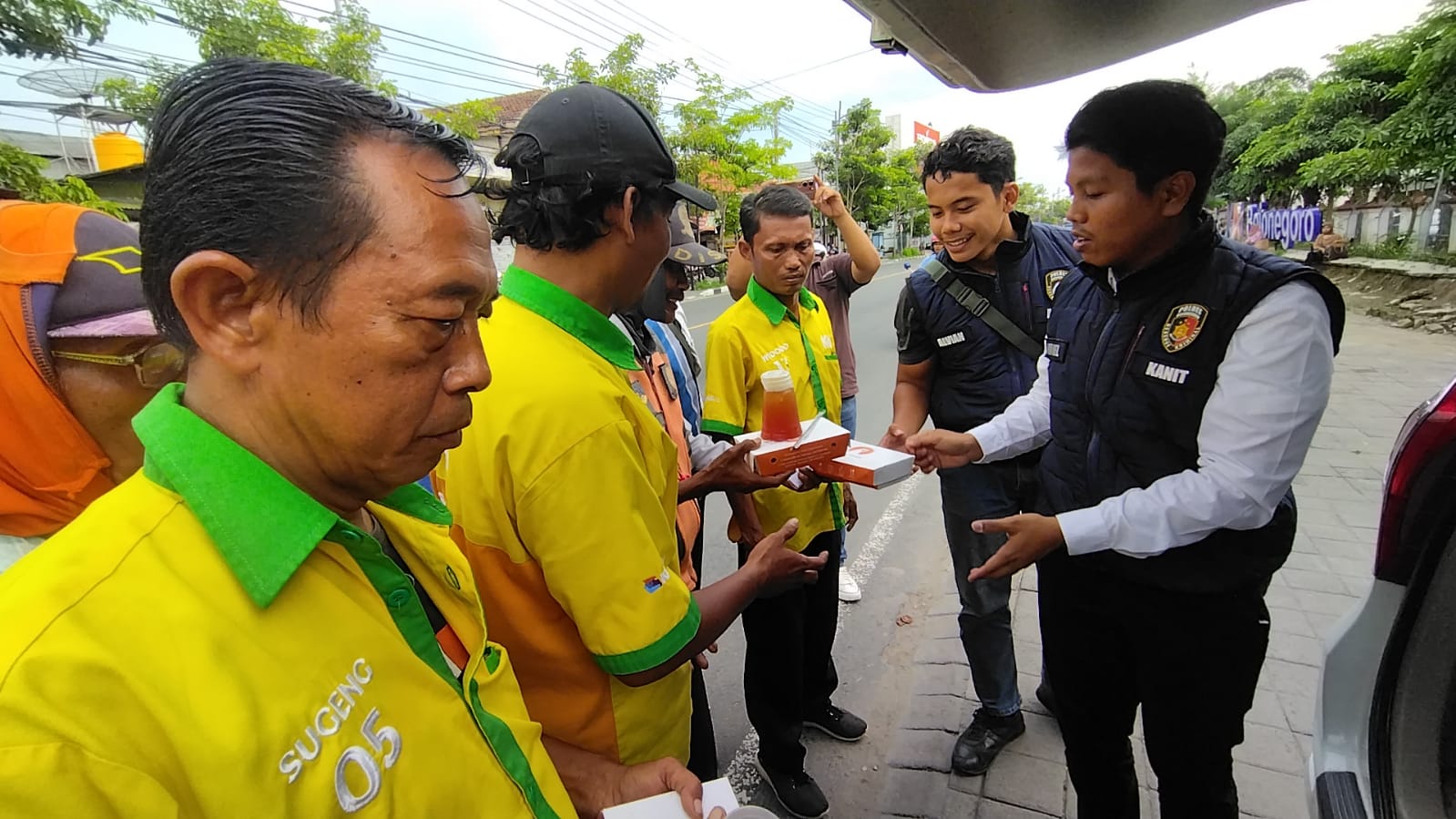 Satreskrim Polres Bojonegoro Bagikan Nasi Kotak kepada Masyarakat