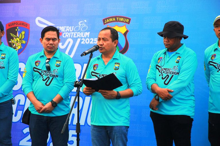 Polairud Polda Jatim Gelar Baksos hingga Tabur Bunga di Laut, Semarakkan HUT Ke-75 dengan Semangat Pengabdian