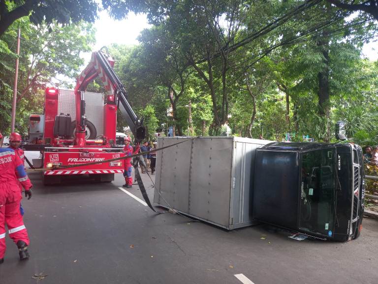 Mobil Boks Terguling di Jalan Ketabang Kali, Timpa Jukir dan Tukang Sapu Taman Prestasi