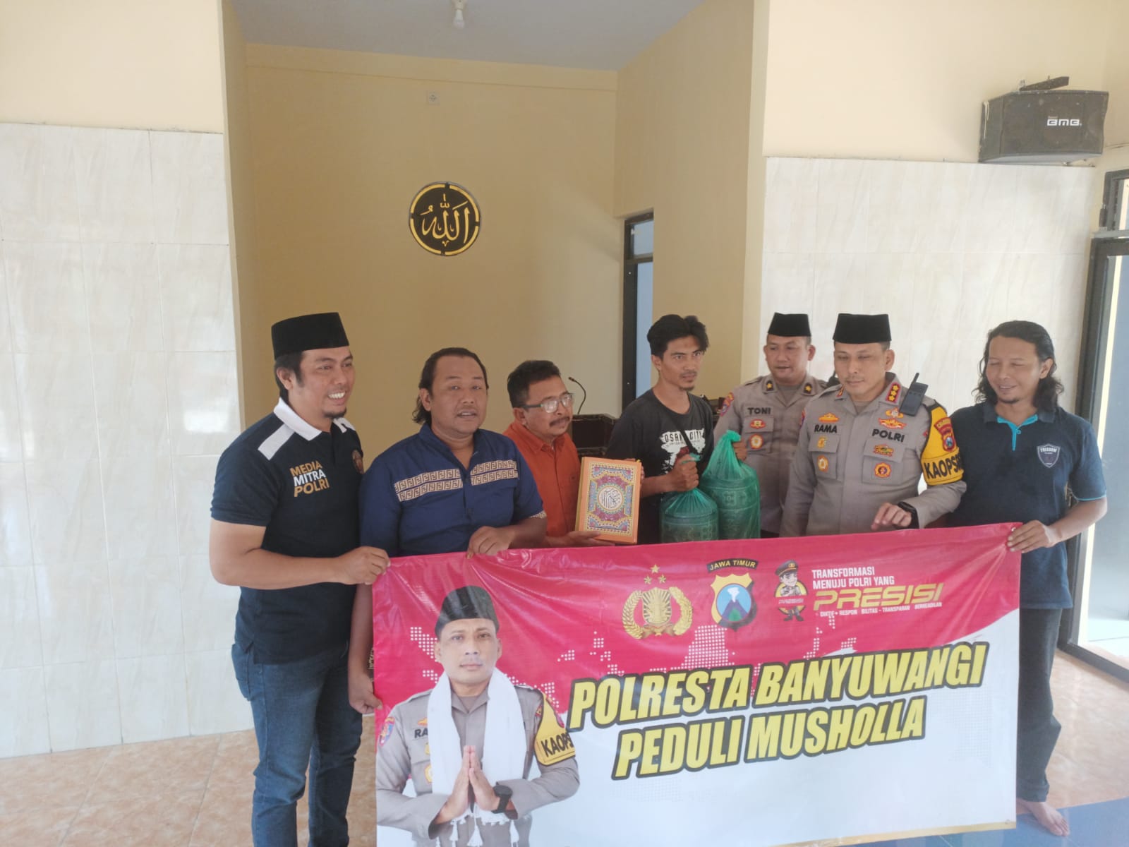 Peduli Mushola, Polresta Banyuwangi Gelar Bakti Sosial Salurkan Bantuan