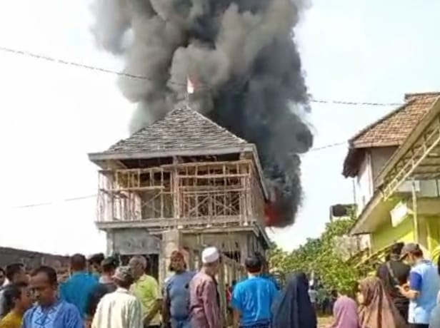 Gudang Barang Pecah Belah Dusun Mojorejo Pasuruan Terbakar