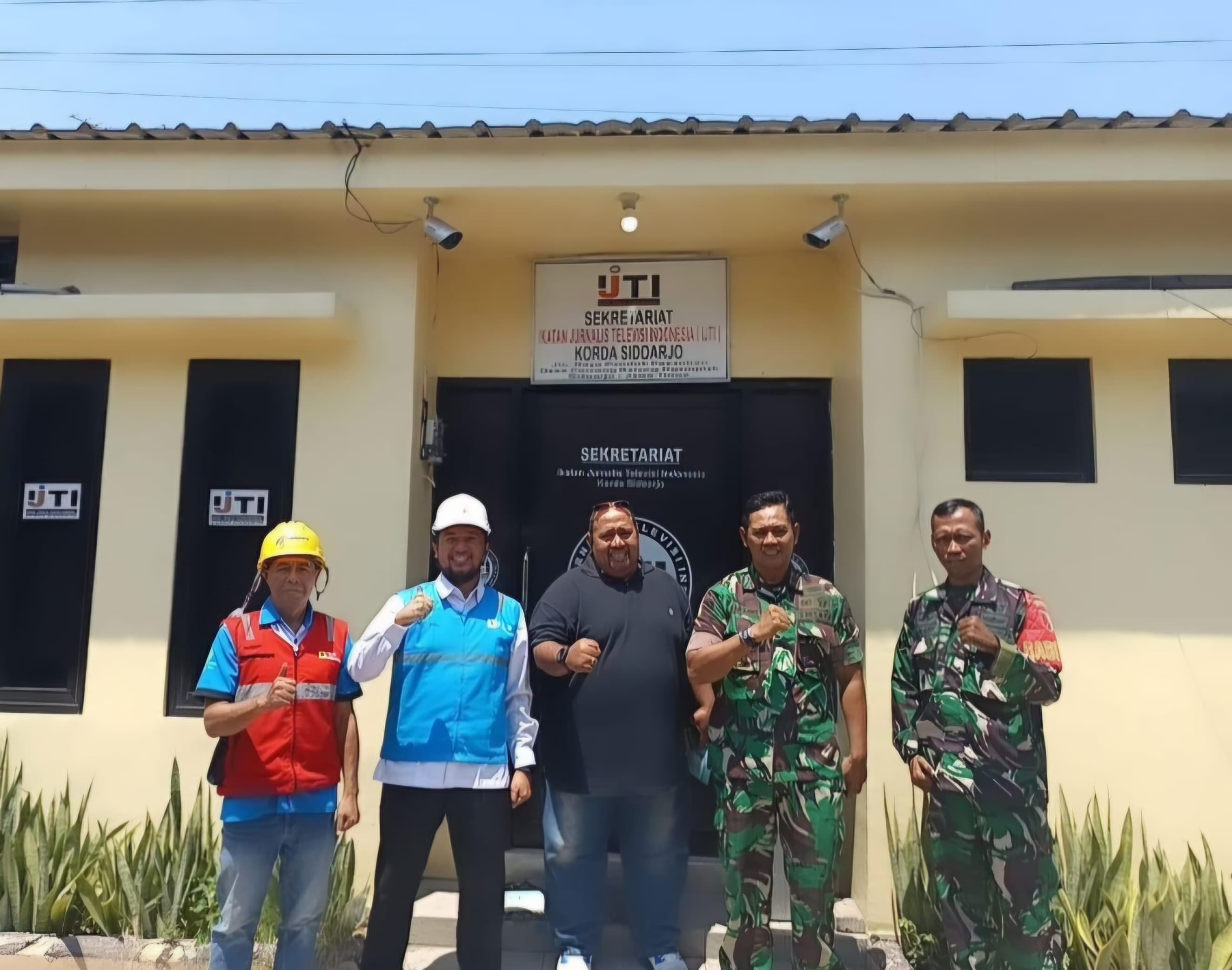 Permudah Akses Listrik, PLN Sidoarjo Gandeng IJTI dan Kodim 0816 Terangi Rumah Warga Kurang Mampu