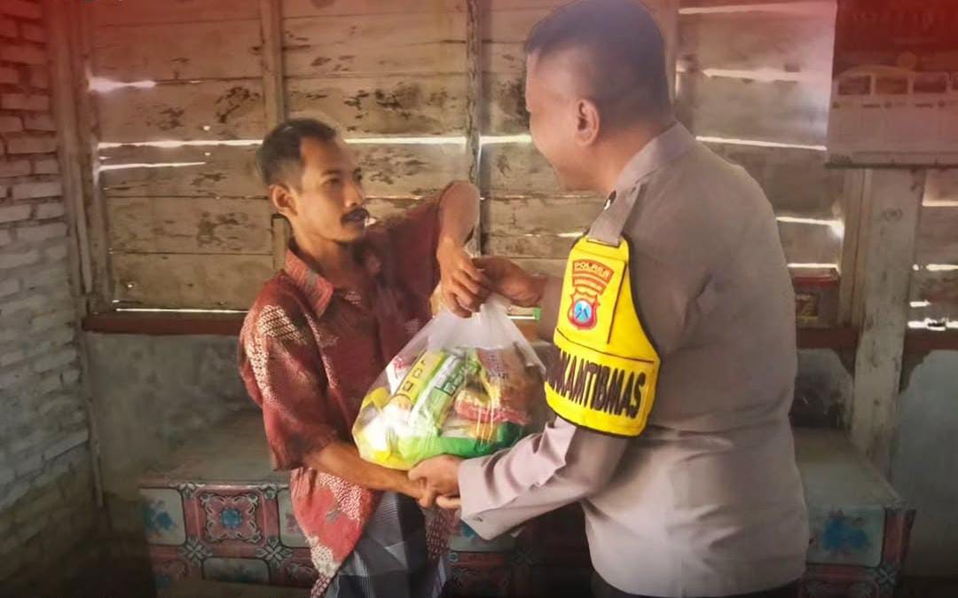 Bhabinkamtibmas Desa Bubulan Salurkan Bantuan Sembako kepada Warga Kurang Mampu