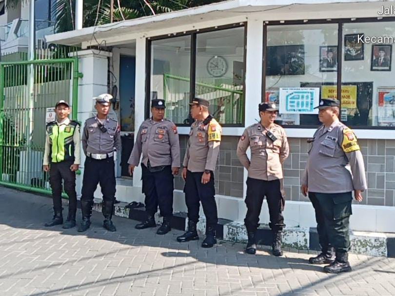 Polsek Sukomanunggal Intensifkan Patroli Presisi di Perum Satelit Indah, Jalin Komunikasi dengan Security