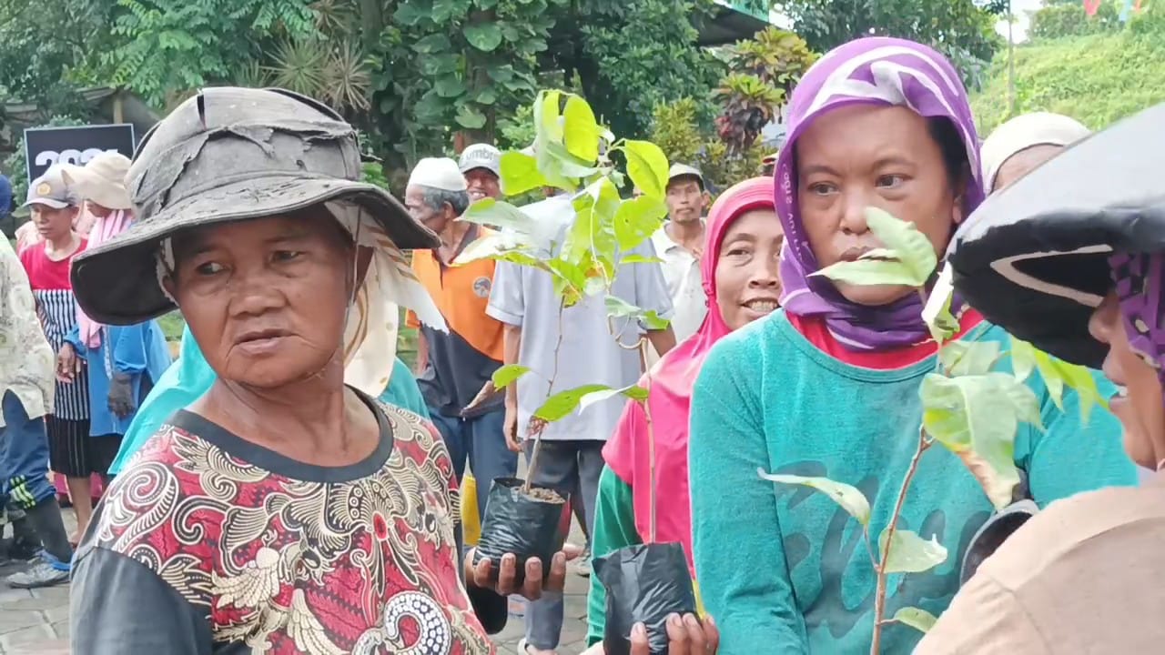 Tandai Hari Peduli Sampah Nasional, Ratusan Pemulung Gelar Aksi Penghijauan di TPA Pakusari