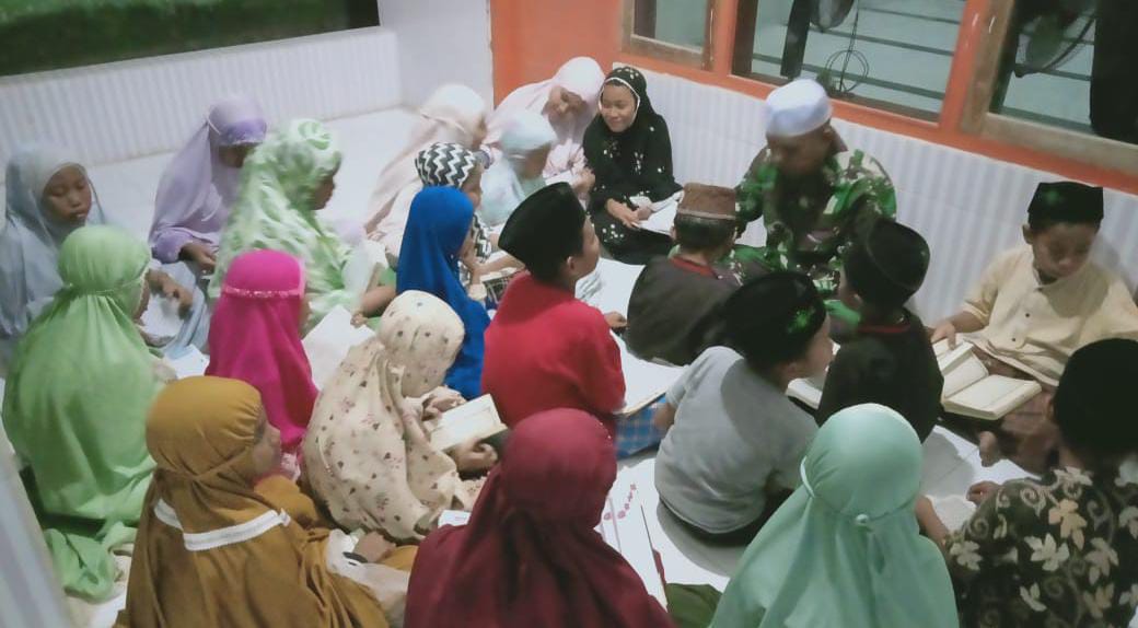 Potret Kedekatan TNI dengan Masyarakat, Satgas TMMD Ke-121 Mengajar Ngaji di Musholla