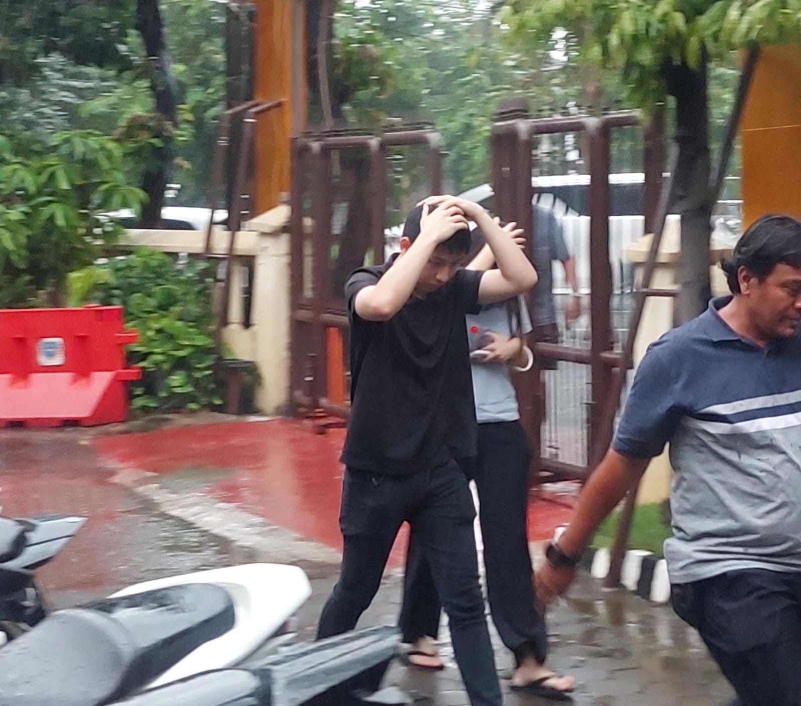 Tangis Pilu Mahasiswi UK Petra, Dengar Kabar Pelaku yang Merekamnya Mandi Dibebaskan