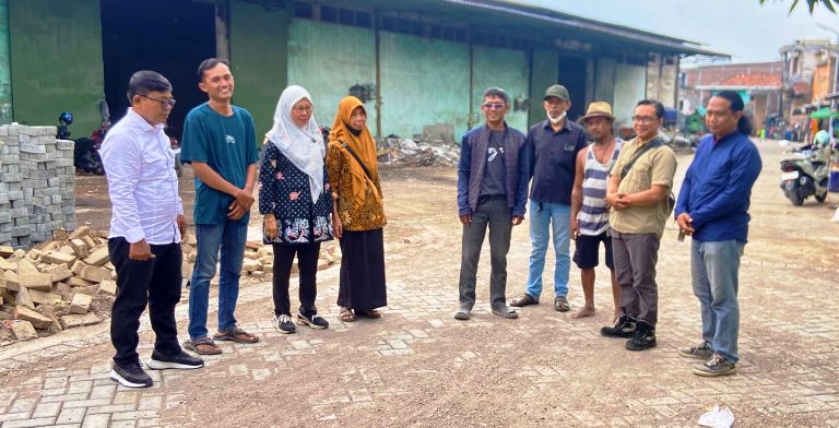 Kerap Tergenang, Warga Asemrowo Sambut Pavingisasi dan Perbaikan Saluran Tambak Mayor